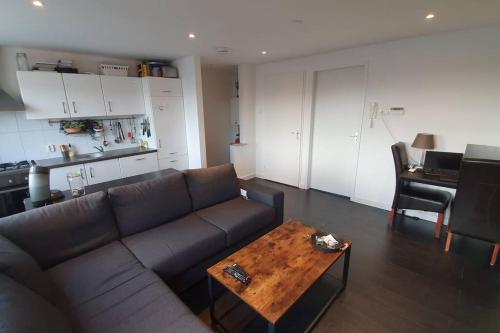 sala de estar con sofá y mesa en Luminous appartment - Juliana Park free parking, en Utrecht