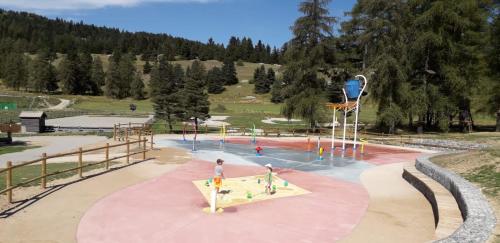un parc avec un parc aquatique et une aire de jeux dans l'établissement Appartement haute Alpes, à Saint-Étienne-en-Dévoluy