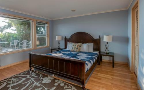 a bedroom with a bed and a window at Agate Beach Oceanfront Suite B in Newport