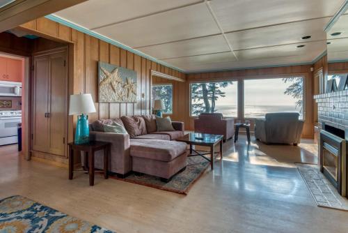 a living room with a couch and a fireplace at Agate Beach Oceanfront Lodge in Newport