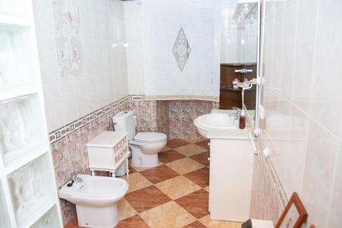 Baño blanco con 2 aseos y ducha en Claustro de las Clarisas en Villanueva de los Infantes