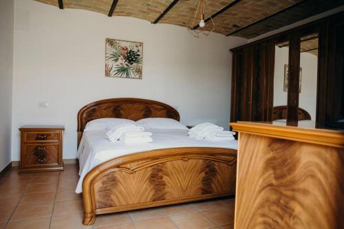 Giường trong phòng chung tại Incantevole Villa con piscina