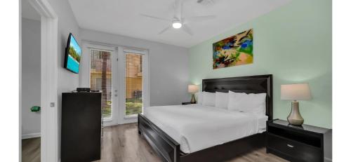 een witte slaapkamer met een bed en een raam bij The Epic New York Vista Cay Orlando in Orlando