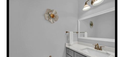 een witte badkamer met een wastafel en een spiegel bij The Epic New York Vista Cay Orlando in Orlando