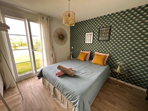 une chambre avec un lit avec deux animaux en peluche dessus dans l'établissement Superbe appart au pied de disney, à Serris