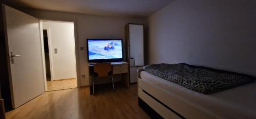 TV a/nebo společenská místnost v ubytování Rooms & Apartments Schwäbisch Gmünd