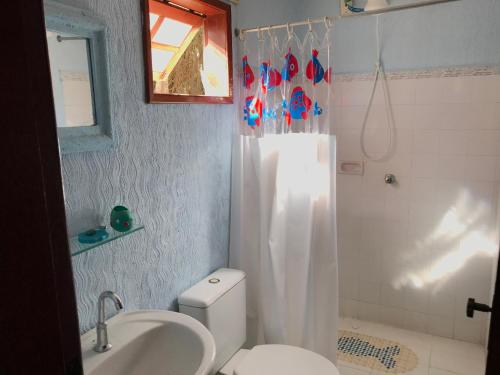 a bathroom with a toilet and a shower and a sink at Excelente casa Búzios/Geribá in Búzios