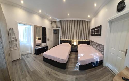 a bedroom with two beds and a window at W3 Ferienwohnung-32609 Hüllhorst Minden-Lübbecke in Hüllhorst