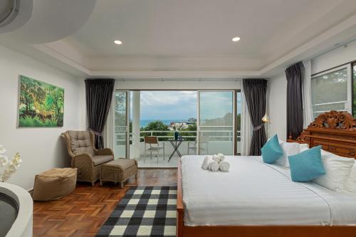 Χώρος καθιστικού στο 5BR Jungle Seaview Villa Patong