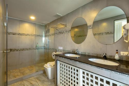 Ένα μπάνιο στο 5BR Jungle Seaview Villa Patong