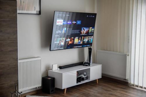 una TV a schermo piatto appesa a un muro di Apartmán Boženy Němcové a Polná