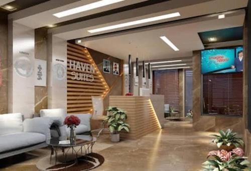 Un vestíbulo con un sofá y una mesa en un edificio. en Ikad Hotel Victoria Island, en Lagos