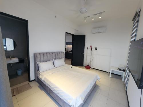 a bedroom with a large white bed in a room at Executive Premium Urban Suites - Jelutong in Jelutong