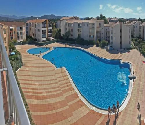 une image d'une piscine dans un complexe d'appartements dans l'établissement Appartement de charme aperçu mer, à Fréjus