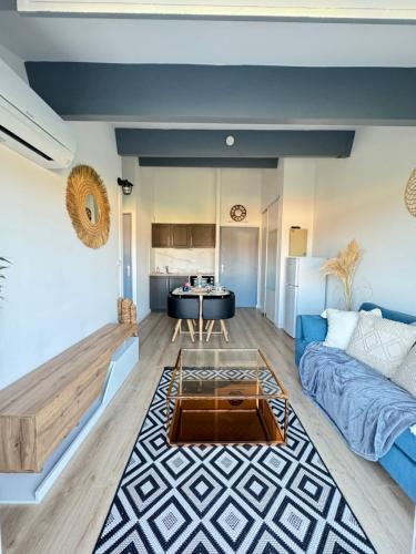 un salon avec un canapé et une table dans l'établissement Appartement de charme aperçu mer, à Fréjus