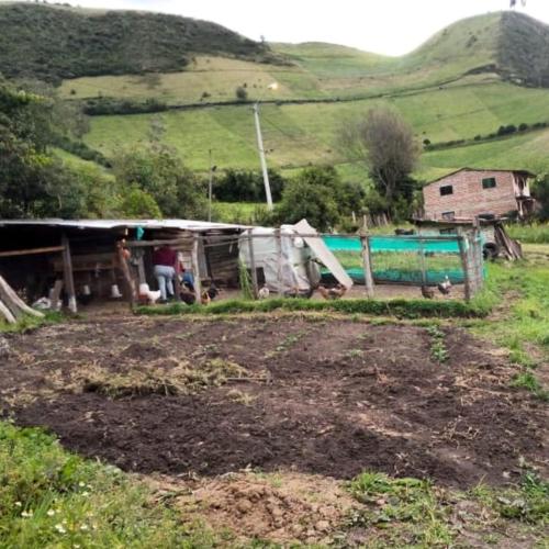 uma quinta com uma casa e uma piscina num campo em MIRADOR MAMÁ NATY Y SUS NEGUITOS em Chambo