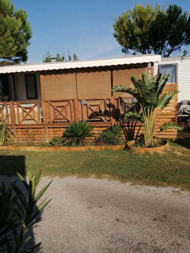 une maison avec une clôture en bois et une cour dans l'établissement Camping Del Mar B07, Mobil home O'Hara résidentiel, 4 personnes, Camping Del Mar Village, à Argelès-sur-Mer