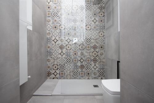 Penthouse with Patio & 2 Baths, 10 Min to Duomo