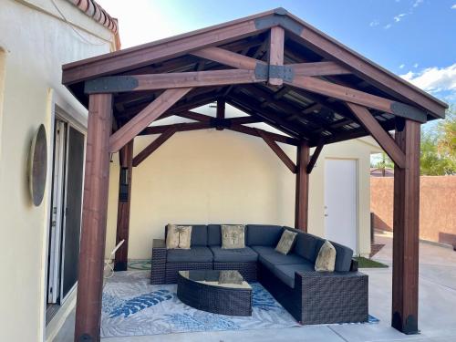 Χώρος καθιστικού στο Indian Wells Resort Home with Private Saltwater Pool