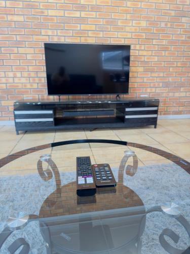 TV a/nebo společenská místnost v ubytování Apartment on Liddiard