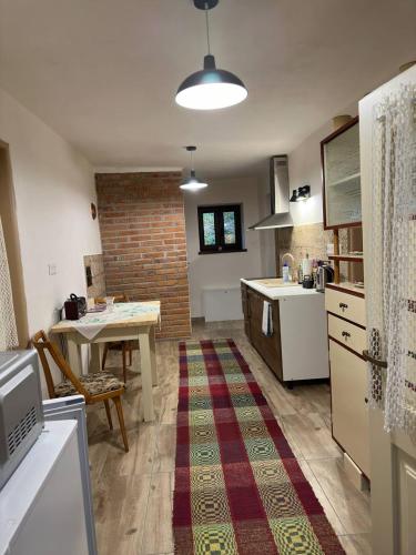 cocina con mesa, fregadero y encimera en Apartment Klingerček en Banská Štiavnica