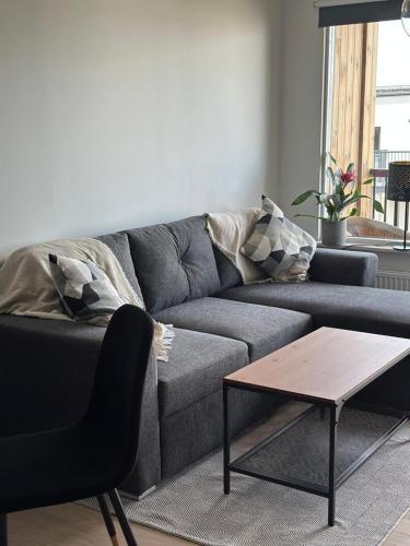 Sala de estar con sofá gris y mesa de centro en Snäckbacken, en Visby