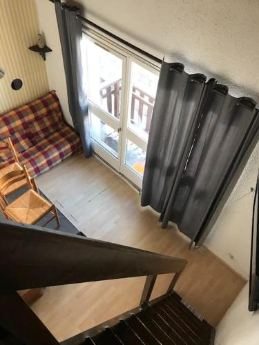 Cette suite offre une vue sur le plafond et dispose d'un salon avec une fenêtre. dans l'établissement Studio Duplex Pra Loup 1500, à Uvernet