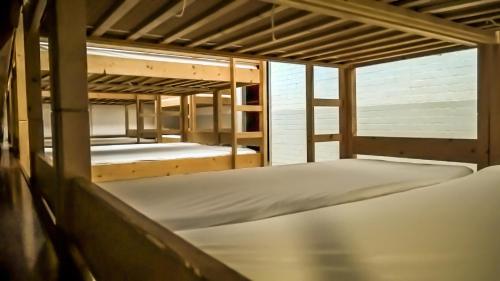 杜廷赫姆的住宿－Groepsaccommodatie - De Ooymanhoeve，带窗户的客房内的两张双层床