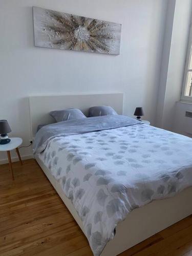 1 dormitorio con 1 cama con edredón azul en T2 PARFAITEMENT SITUÉ AU PIED DE LA CATHÉDRALE, en Périgueux