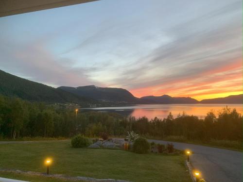 a view of a lake at sunset from a house at Sivert´s kontorhotell in Tomrefjord