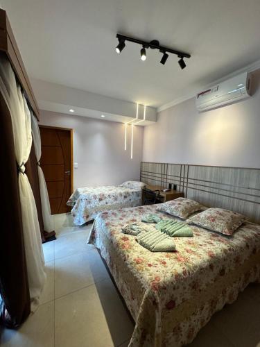 Pousada das Águas في لامباري: غرفة نوم بسريرين في غرفة