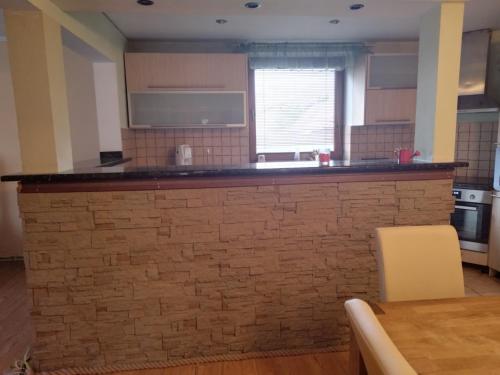 Cuisine ou kitchenette dans l'établissement SISI Domček