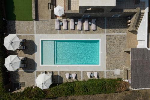 an overhead view of a swimming pool with umbrellas at Villa Isterni Paros in Isterni