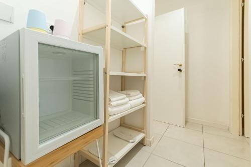 ein Badezimmer mit Handtuchablage und Fernseher in der Unterkunft Cattedrale di San Lorenzo rooms in Genua