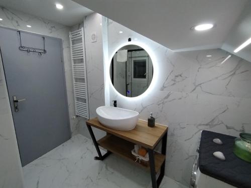 ein weißes Badezimmer mit einem Waschbecken und einem Spiegel in der Unterkunft A house, free parking, sauna in Koprivnica