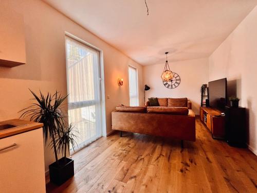 ein Wohnzimmer mit einem Sofa und einem großen Fenster in der Unterkunft Elegantes Refugium in Düren in Düren - Eifel