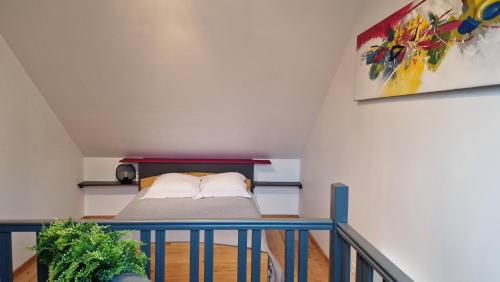 Un dormitorio con una cama en un ático en gites 2 beauvoir, en Beauvoir