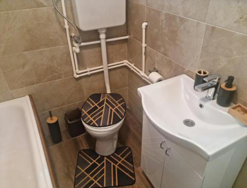 a bathroom with a toilet and a sink at Oaza031 in Užice