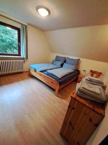 a small bedroom with a bed and a window at Nei Stich 19a Wohnung 1 in Norddorf