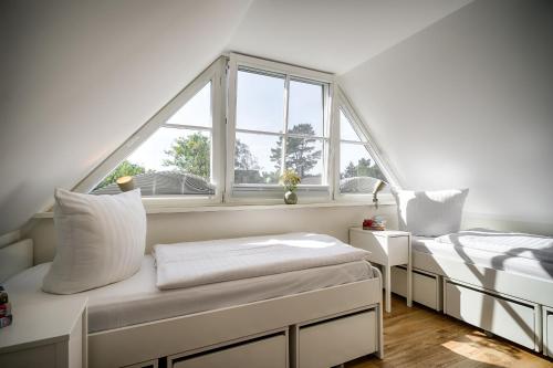 a room with two beds and a window at Traumhaus Auri in Prerow Ostsee auf dem Darß mit Kamin und Sauna und Garten in Prerow