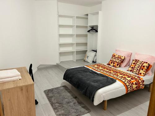 - une chambre avec un lit et un bureau en bois dans l'établissement Troyes centre - Rue Colbert, à Troyes