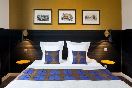 パリにあるオテル ヴィクトリア シャトレーのベッドルーム1室(大型ベッド1台、枕2つ付)