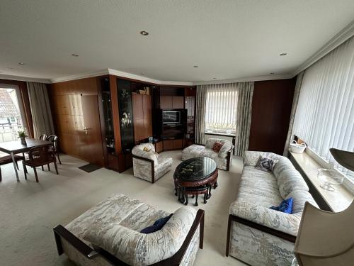 a large living room with couches and a table at Traumlage im Stadtzentrum von Detmold in Detmold