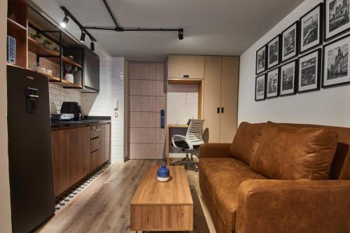 una sala de estar con un sofá y una mesa en Torre Ventto Loft 529, en Bogotá