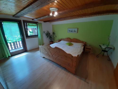 ein Schlafzimmer mit einem Bett in einem Zimmer mit grünen Wänden in der Unterkunft Apartment, Hornberg in Niederwasser
