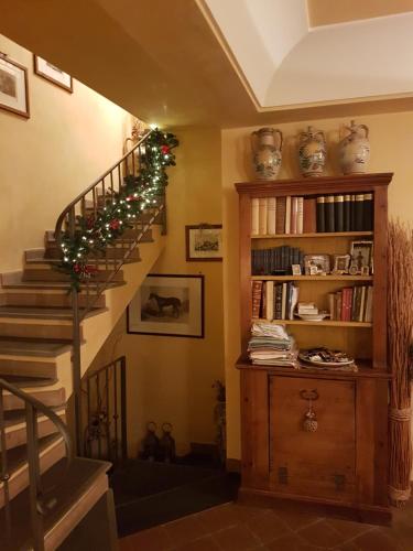 uma escadaria com decorações de Natal e uma estante de livros em Casa Delle Coccole em Trecastagni