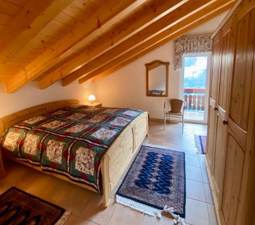Un pat sau paturi într-o cameră la Chalet Kristall 4 1/2 Zimmer-Maisonetten-Haus