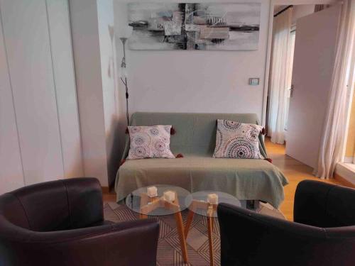 un salon avec un canapé, deux chaises et une table dans l'établissement La Rose des Vents Bord de mer, à Roquebrune-Cap-Martin