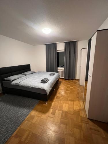 赫爾福德的住宿－Wohnung in Herford，一间卧室配有一张床,铺有木地板
