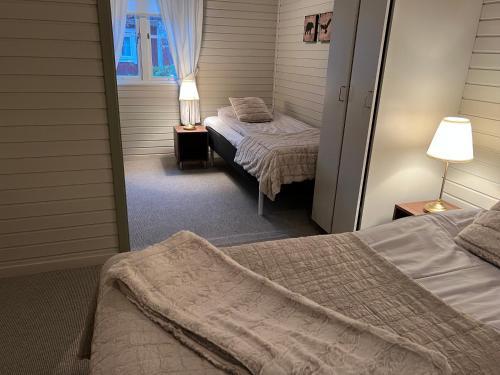 Postel nebo postele na pokoji v ubytování Svanstein Lodge